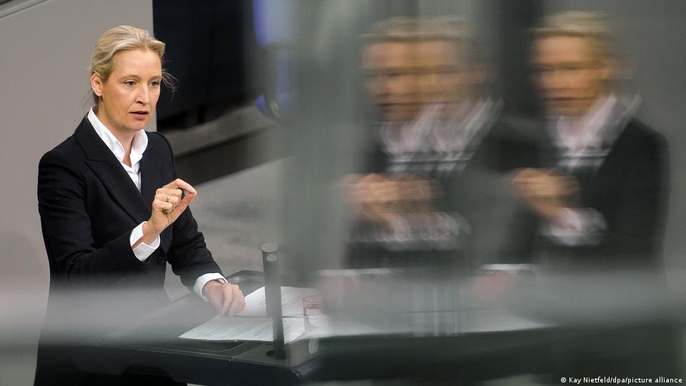  Alice Weidel, blonde Frau im Gespräch