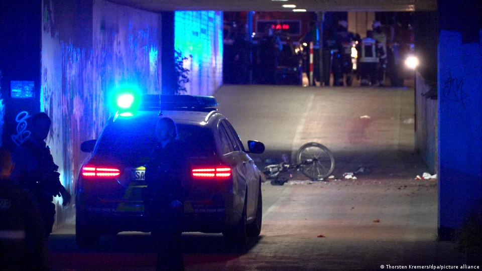 Polizeiauto mit Blaulicht in Unterführung geparkt, umgekipptes Fahrrad, weitere Polizisten, im Hintergrund
