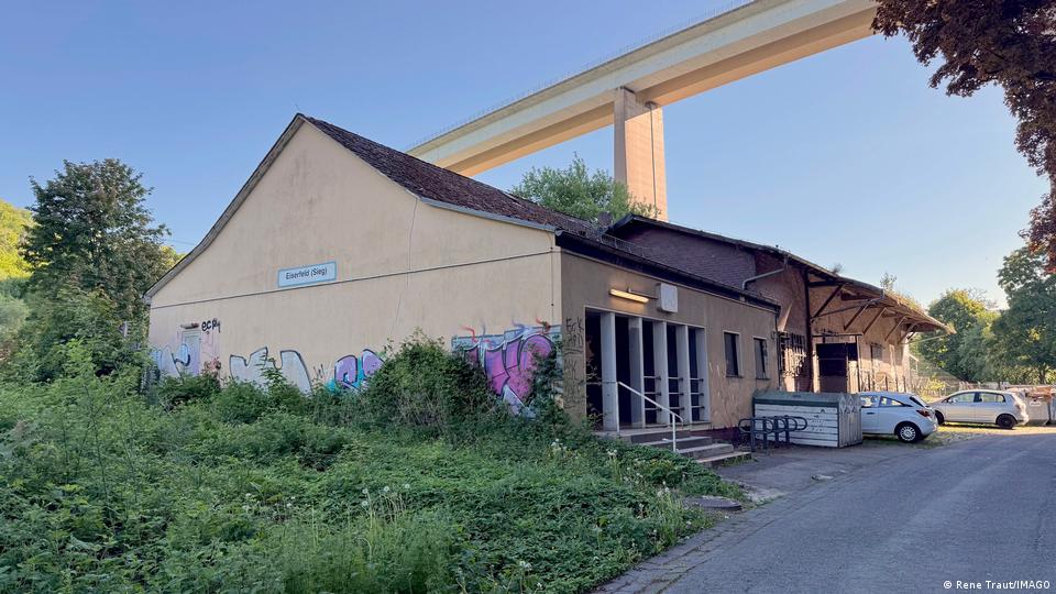 Deutschland Siegen-Eiserfeld 2025 | Heruntergekommenes Bahnhofsgebäude