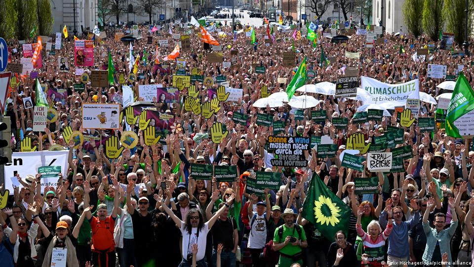 Demonstrationen für eine schnellere Energiewende in Deutschland am 18. April 2026
