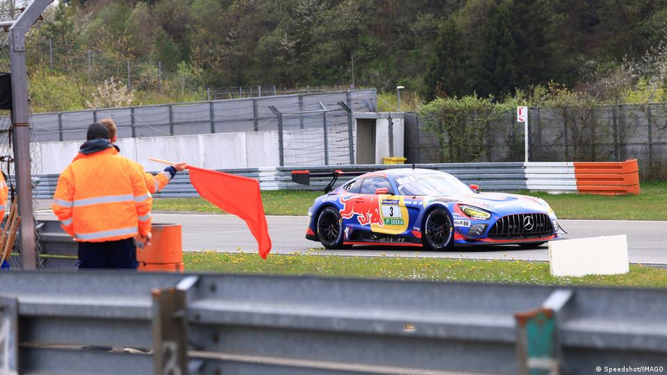 Rennfahrer Lucas Auer und Max Verstappens Mercedes-AMG auf der Strecke am Nürburgring, Westdeutschland, am 18. April 2026