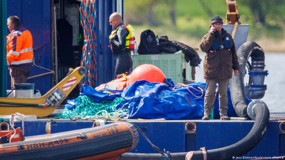 Mecklenburg-Vorpommerns Umweltminister Till Backhaus steht mit einem Telefon auf einer schwimmenden Plattform vor der Insel Poel, während die Rettungsaktionen für Buckelwale stattfinden. 28. April 2026. 