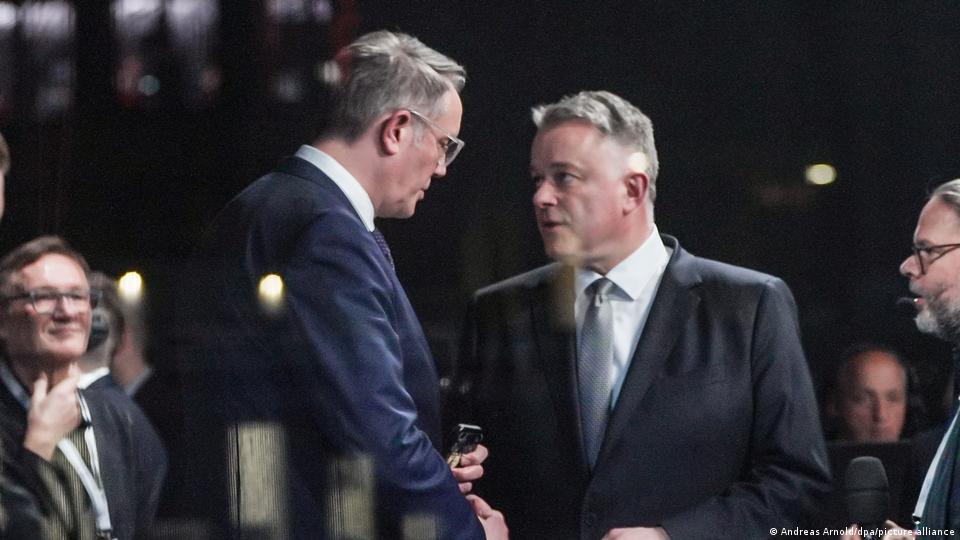 Alexander Schweitzer von der SPD spricht mit Gordon Schnieder von der CDU im ARD-Studio