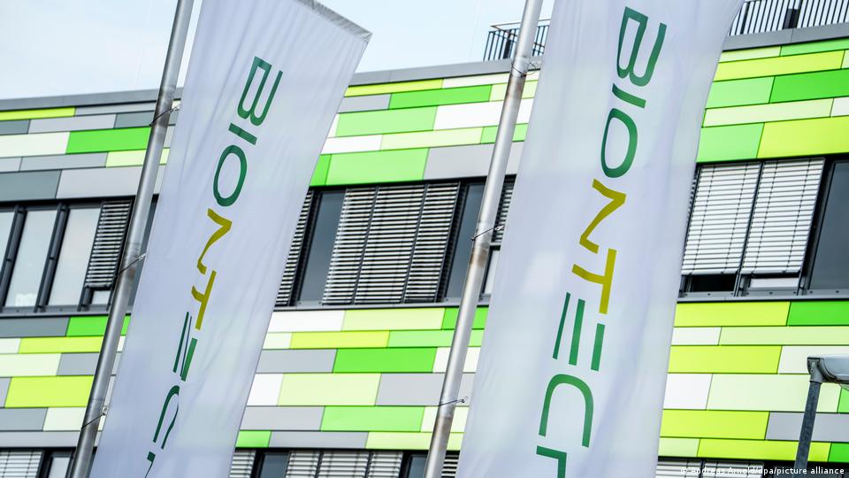 Fahnen wehen vor dem Hauptsitz von BioNTech in Mainz, abgebildet am 21. April 2026. 