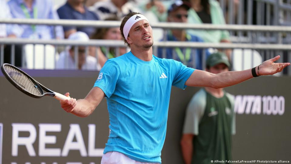 Der Deutsche Alexander Zverev reagiert, als er während ihres Spiels beim Italian Open Tennisturnier in Rom gegen den Italiener Luciano Darderi spielt