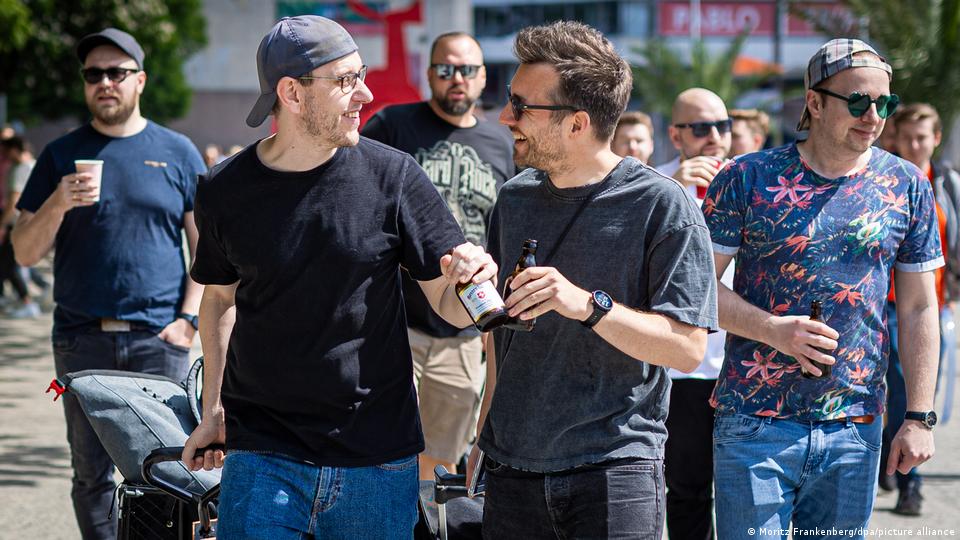 Der Tag ist geprägt von Feierlichkeiten im Freien, oft mit starkem Alkoholkonsum