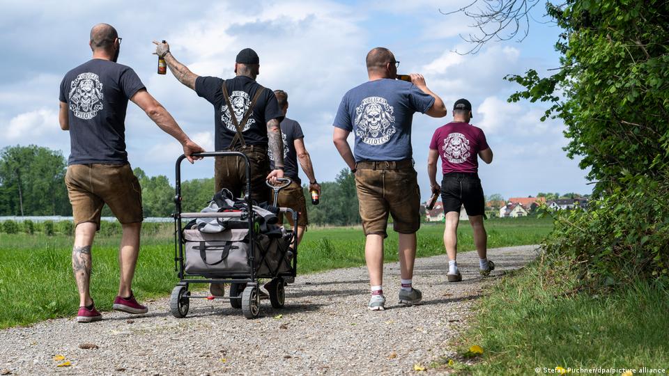 Männer genießen den deutschen Vatertag mit einer kleinen, mit Bier beladenen Spur