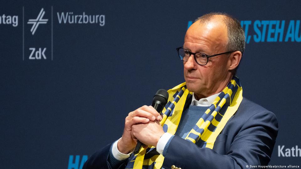 Friedrich Merz mit Mikrofon beim Deutschen Katholikentag in Würzburg