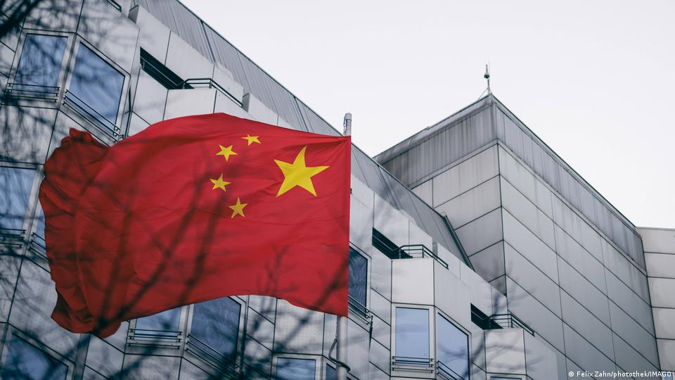 Die chinesische Botschaft in Berlin, draußen weht eine chinesische Flagge im Wind. Archivbild vom 2. Februar 2022. 