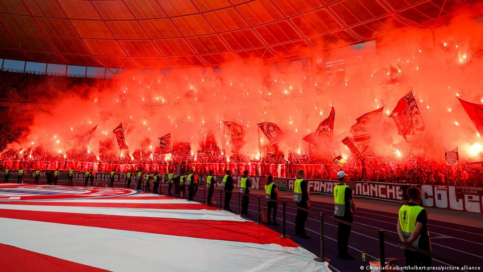 Fans verwenden verbotene Pyrotechnik beim DFB-Pokal-Finale zwischen Bayern München und dem VfB Stuttgart am 23. Mai 2026 in Berlin