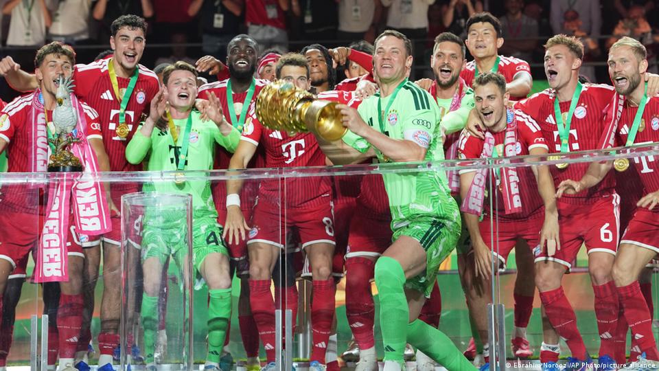 Bayern-Torwart Manuel Neuer hebt die Trophäe hoch und feiert mit seinen Teamkollegen nach dem Gewinn des DFB-Pokals, dem DFB-Pokalfinale zwischen dem VfB Stuttgart und Bayern München, am 23. Mai 2026 in Berlin, Deutschland