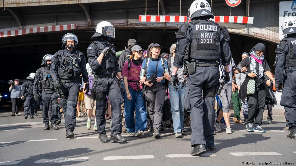 Die Polizei sperrt Demonstranten beim Klimacamp im Lippepark ab