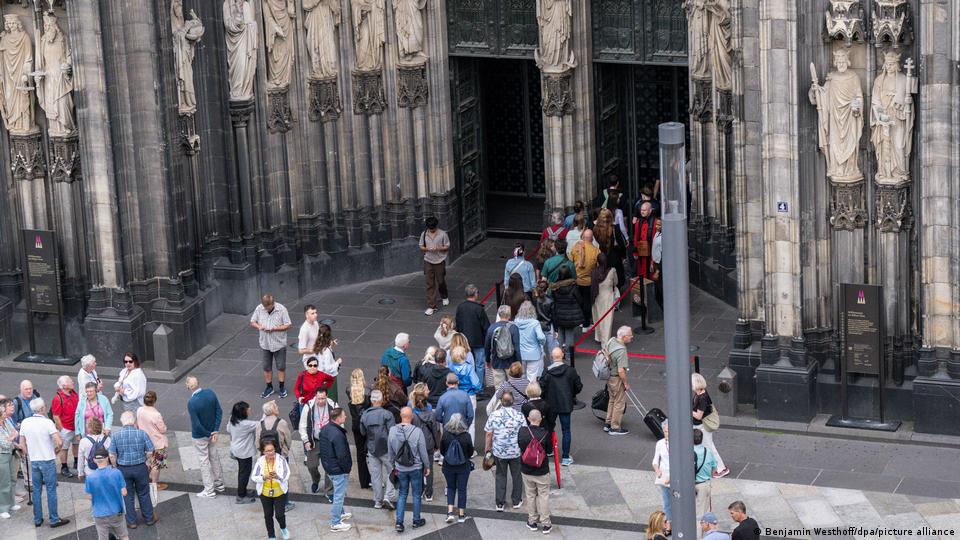 Eine Menschenmenge betritt den Haupteingang des Kölner Doms, 2. Juni 2026.