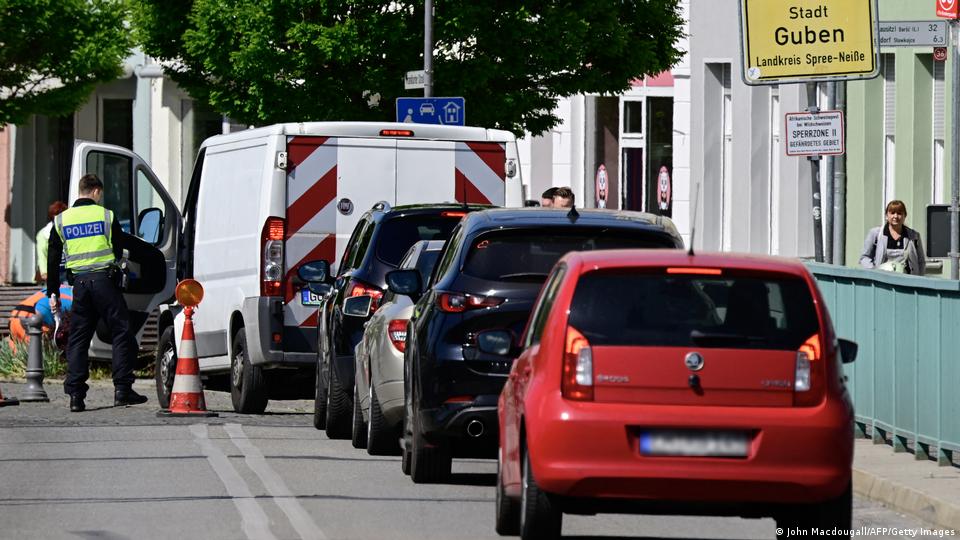  Ein deutscher Bundespolizist kontrolliert am 9. Mai 2025 an einer Grenzkontrollstation auf einer Brücke zwischen den beiden Ländern im ostdeutschen Guben einen Lieferwagen, der aus Polen nach Deutschland kommt.