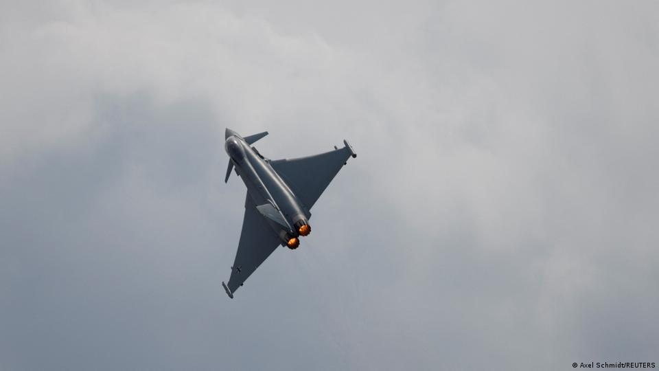 Ein Eurofighter-Jet fliegt während der Internationalen Luft- und Raumfahrtausstellung ILA am Eröffnungstag am Flughafen Schönefeld in Berlin