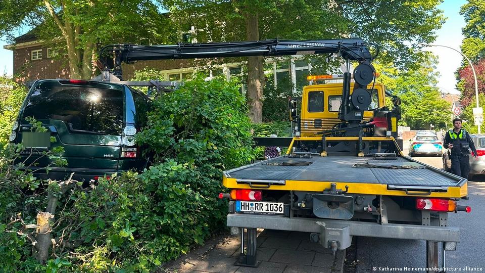 Das Auto, das im Gebüsch landete