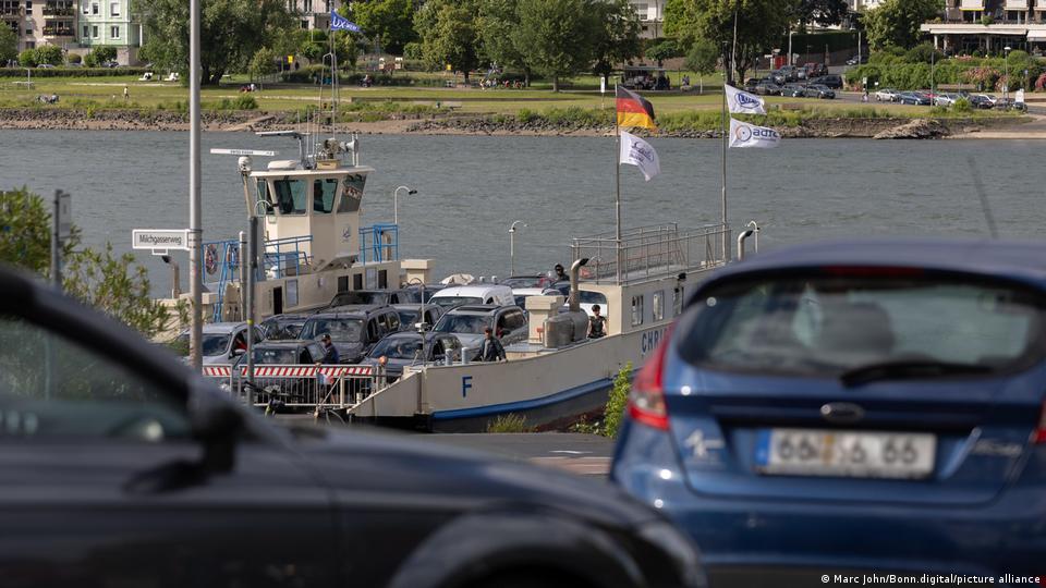 Autos warten in Mondorf nördlich von Bonn auf die Fähre