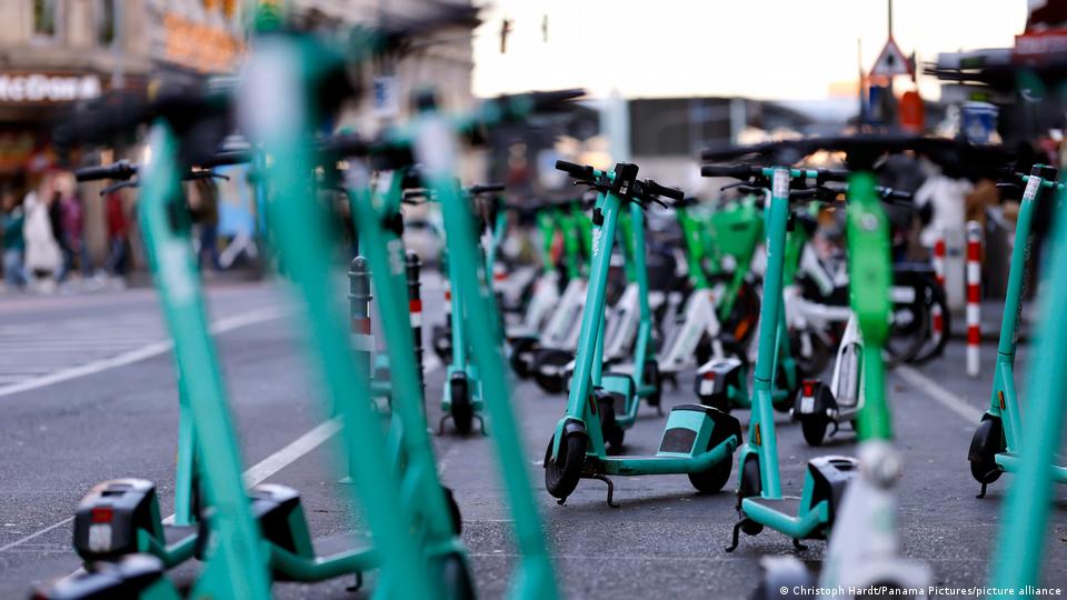 Deutschland Köln 2024 | E-Scooter verschiedener Marken vor dem Kölner Dom