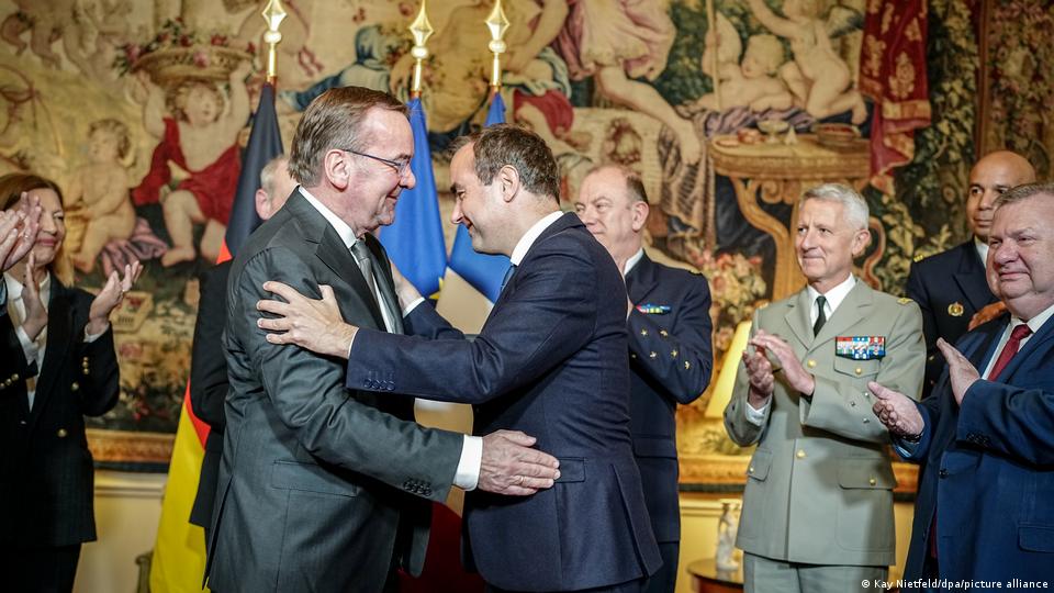 Der deutsche Verteidigungsminister Boris Pistorius und sein damaliger französischer Amtskollege Sebastien Lecornu umarmen sich