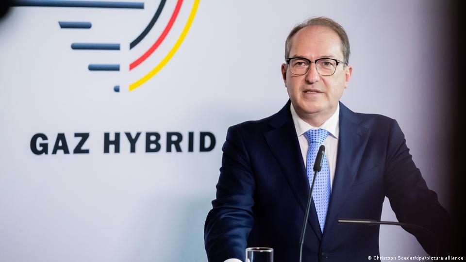 Bundesinnenminister Alexander Dobrindt spricht während der Eröffnung des GAZ-Hybrid-Verteidigungszentrums in Berlin am 16. Juni 2026.
