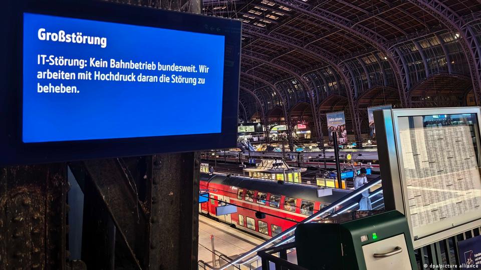Auf einer Bahnabfahrtstafel am Hamburger Bahnhof wird eine Durchsage angezeigt, die die Fahrgäste über die Zugstörung informiert