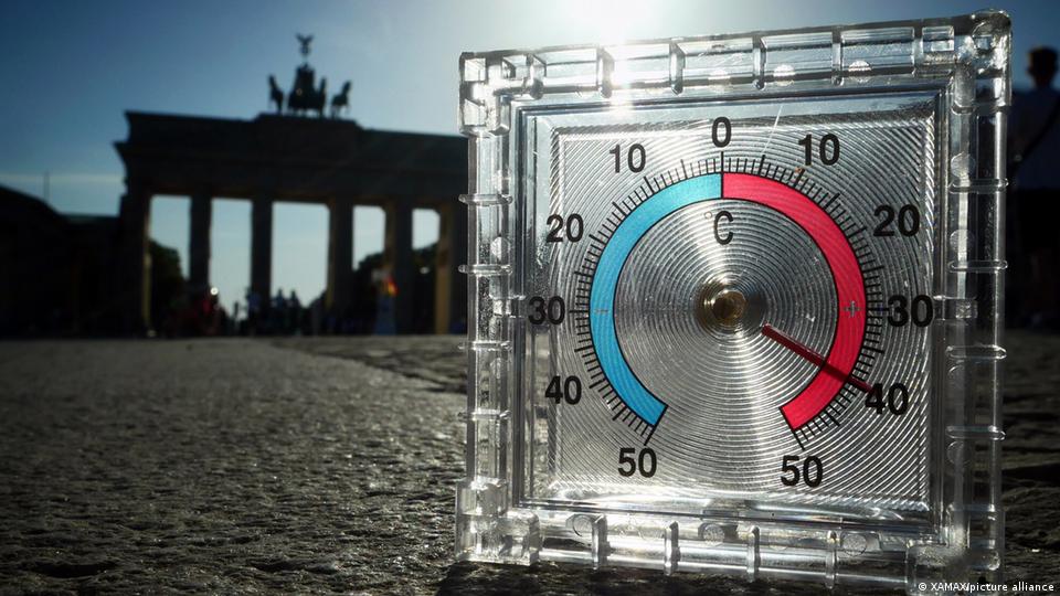 Ein Thermometer vor dem Brandenburger Tor in Berlin zeigt am 24. Juni 2026 40 Grad Celsius oder 104 Grad Fahrenheit