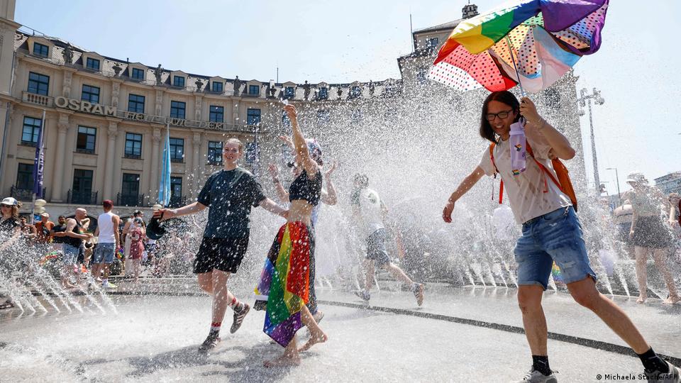 Teilnehmer des Christopher Street Day (CSD) marschieren am 27. Juni 2026 in München, Süddeutschland, zur Abkühlung mit Wasser, während die Temperaturen auf bis zu 36 Grad stiegen