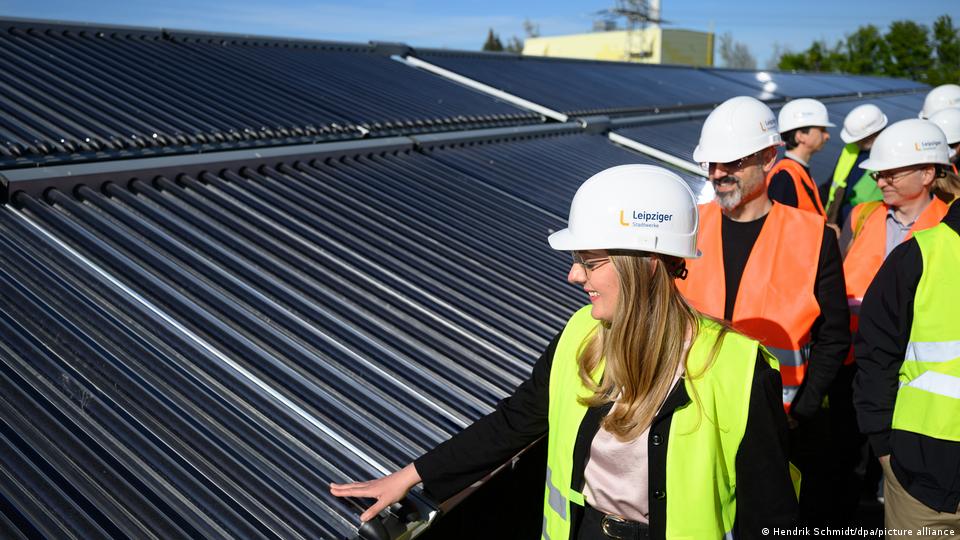Die stellvertretende Fraktionsvorsitzende der Grünen, Katharina Dröge, besucht am 18. April 2026 eine Solarthermieanlage in Leipzig. 