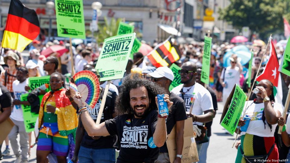 Teilnehmer des Christopher Street Day (CSD) marschieren am 27. Juni 2026 durch München, Süddeutschland