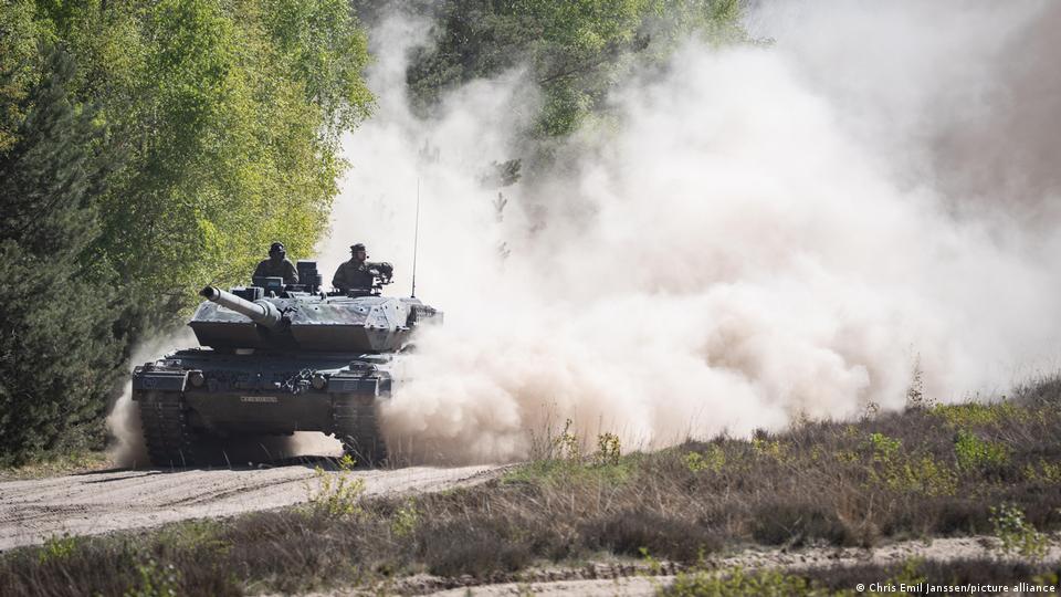 Leopard-2-Panzer fährt über Feldweg und verursacht eine Staubwolke