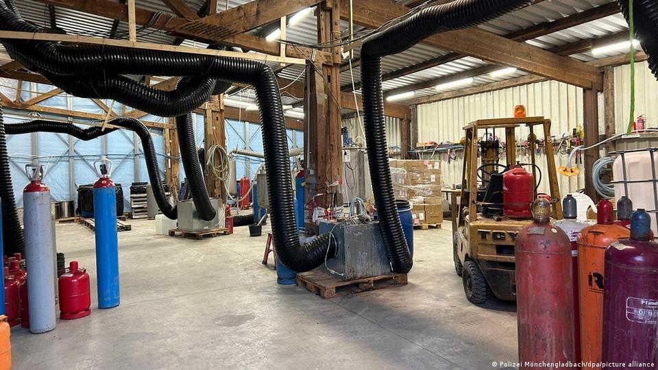 Ein Blick auf eine Lagerhalle in der deutschen Gemeinde Niederkrüchten, in der es sich vermutlich um ein Drogenlabor handelt 