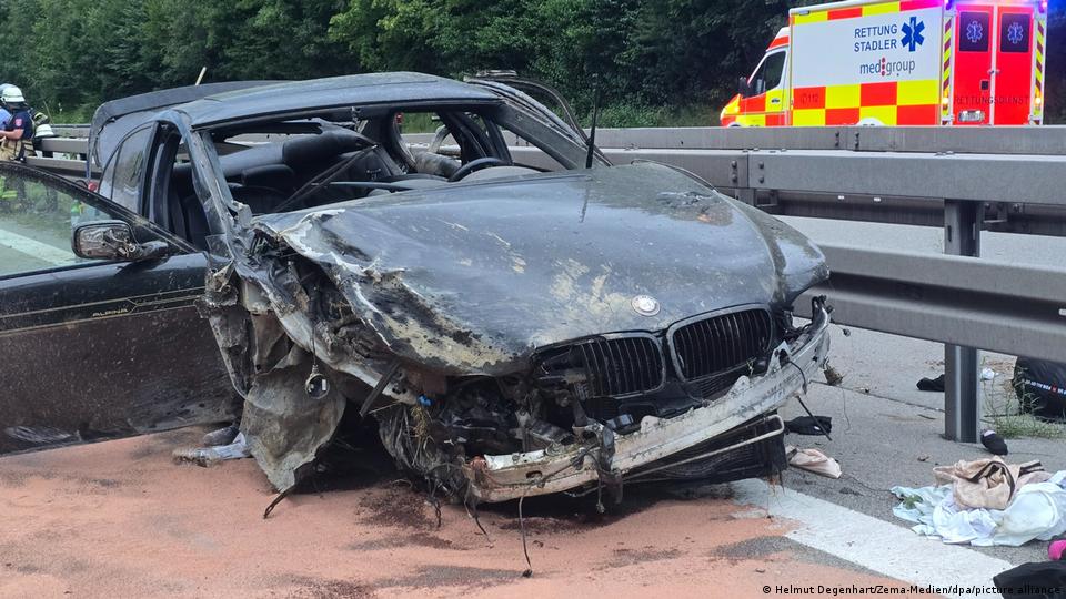 Ein Foto des Autos nach dem Unfall auf der Autobahn A3 in Passau, Süddeutschland