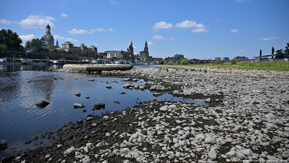 Das Flussbett der Elbe, freigelegt durch den niedrigen Wasserstand