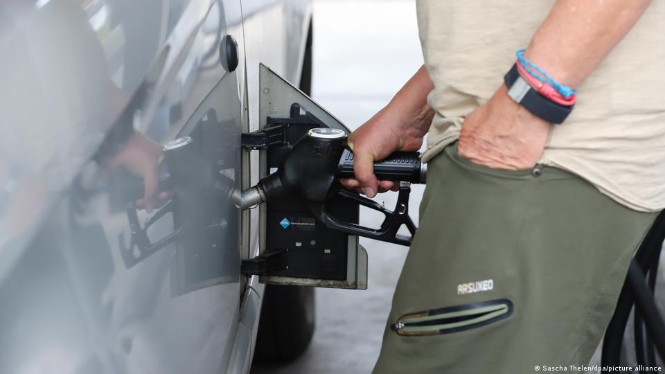 Ein Mann betankt sein Auto an einer Tankstelle in Köln. 8. Juli 2026. 