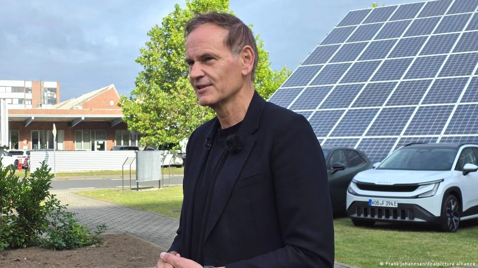 VW-Chef Oliver Blume spricht in einem Videointerview, das anlässlich der Veröffentlichung der Q2-Zahlen des Unternehmens für 2026 veröffentlicht wurde. Wolfsburg, Deutschland, 24. Juli 2026. 