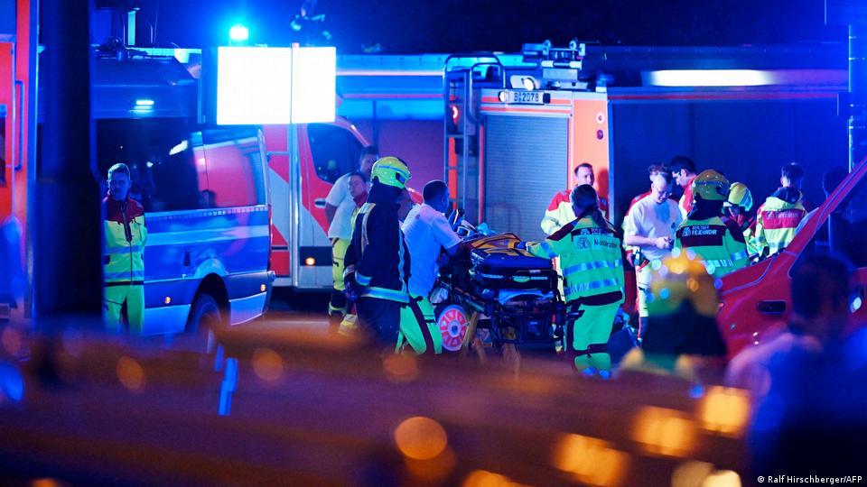 Rettungskräfte und Polizei arbeiten in der Nähe des Tatorts, an dem eine Person getötet und etwa 15 verletzt wurde, nachdem vermutlich ein Auto am Rande der Christopher Street Day (CSD)-Parade in Berlin in die Menschenmenge gefahren ist