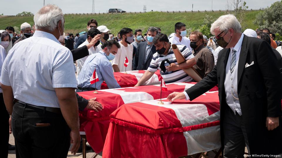 Trauernde und Unterstützer versammeln sich zu einer öffentlichen Beerdigung für Mitglieder der Afzaal-Familie im Islamischen Zentrum im Südwesten Ontarios