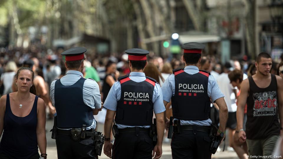 Polizisten patrouillieren auf den Ramblas