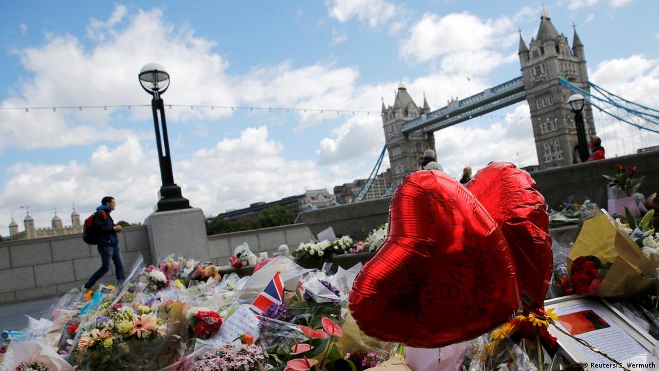 In der Nähe des Tatorts an der London Bridge und am Borough Market sind Blumengestecke zu sehen