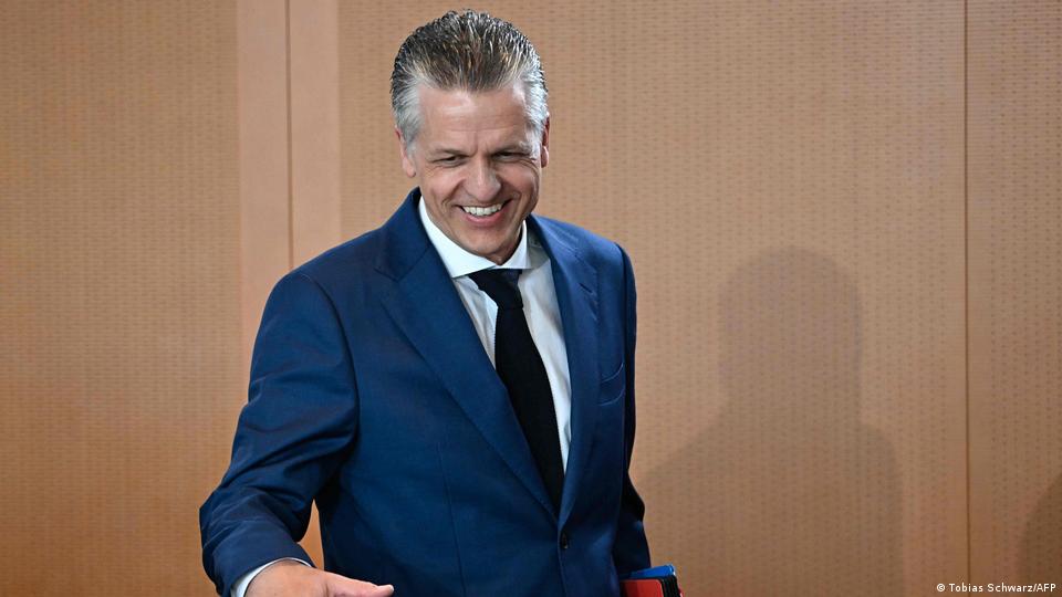 Thorsten Frei nimmt seinen Platz vor Beginn einer wöchentlichen Sitzung des Bundeskabinetts am 21. Juli 2026 im Kanzleramt in Berlin ein