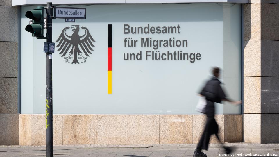 Ein Mann geht am Bundesamt für Migration und Flüchtlinge vorbei, 24. August 2023.