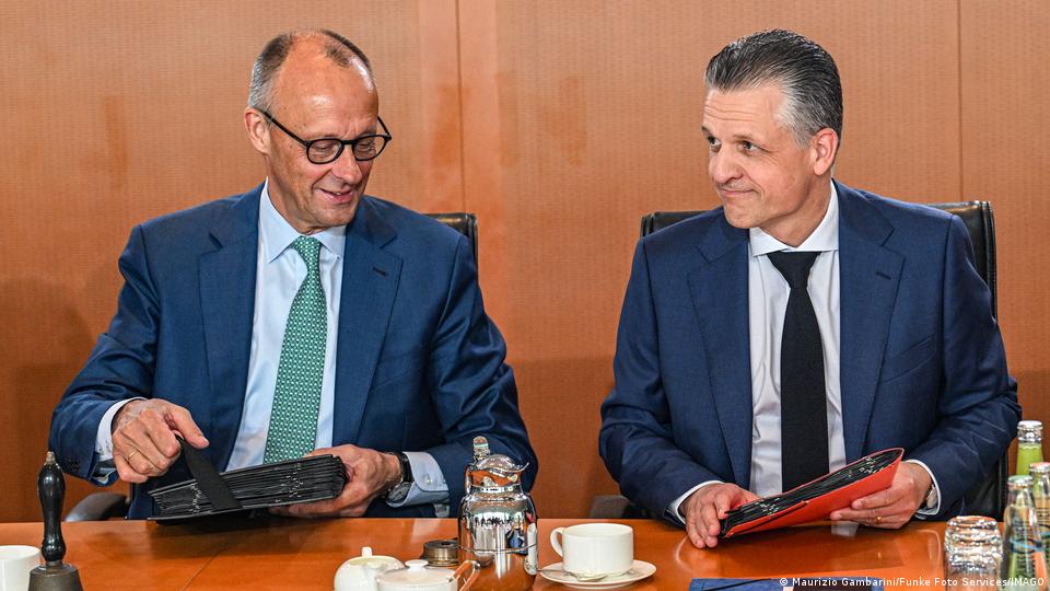 Bundeskanzler Friedrich Merz und Thorsten Frei (CDU) sitzen Seite an Seite vor einer Kabinettssitzung (22. Juli 2026)