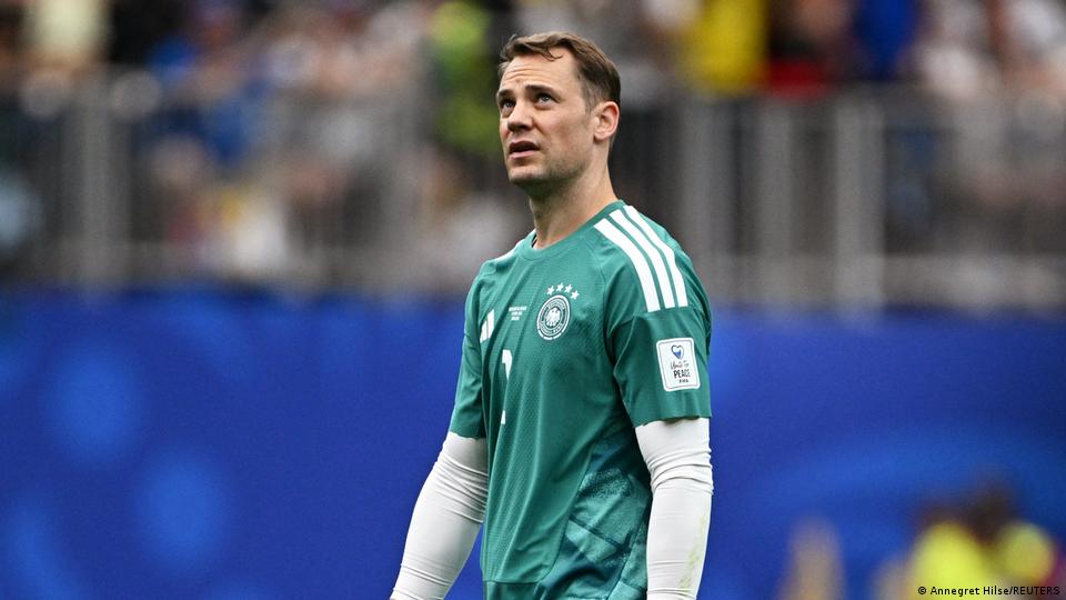 Der Deutsche Manuel Neuer schaut bei der FIFA Fußball-Weltmeisterschaft 2026, dem Spiel Deutschland gegen Curacao in Texas, am 14. Juni 2026 in der Halbzeitpause zu