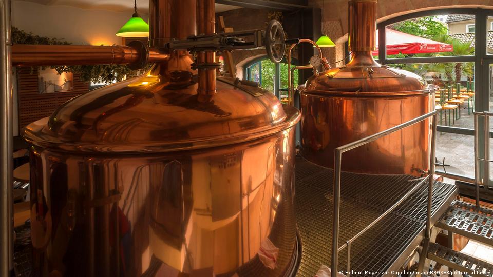 Kupferbottiche in einer Brauerei