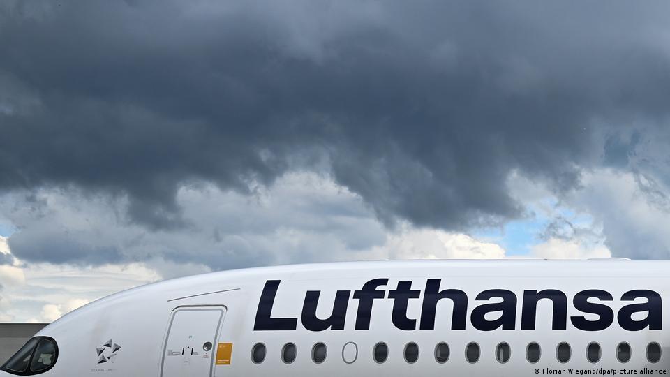 Ein Lufthansa Airbus A350-900 vor einem Himmel mit dunklen Wolken