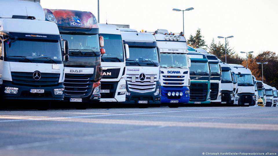 Eine Reihe von Lastwagen steht auf einem Autobahnrastplatz