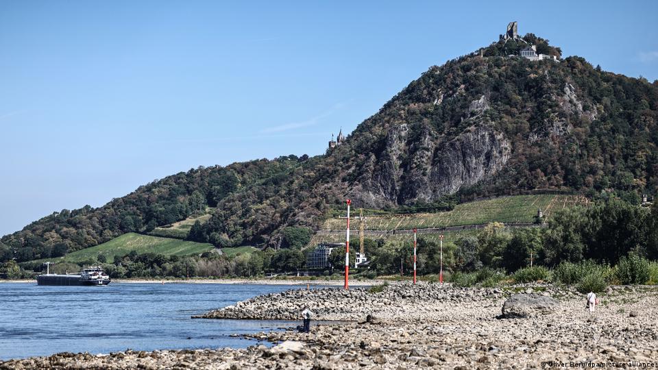 Kahn auf dem Rhein mit Blick auf den Drachenfels