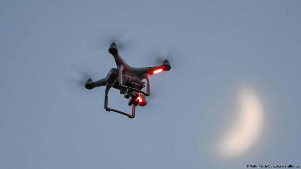 Eine Drohne fliegt gegen einen Abendhimmel