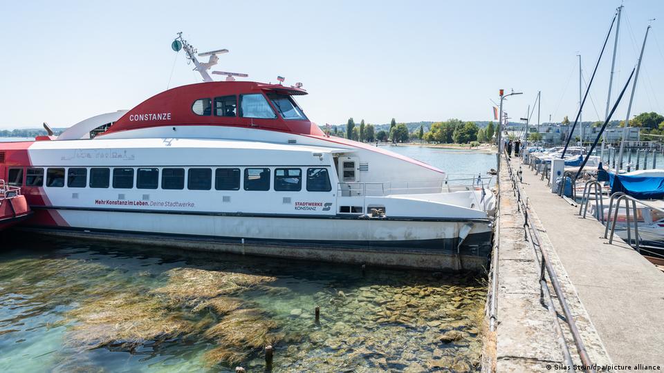 Eine Katamaran-Passagierfähre stürzte in die Hafenmauer am Bodensee in Konstanz, Deutschland. 14. August 2026. 