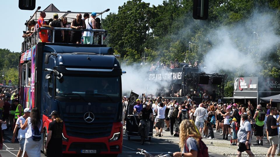 Rauch und ein Partywagen mit Feiernden auf dem Dach sind während der Rave the Planet-Parade in Berlin, Deutschland, am 15. August 2026 zu sehen
